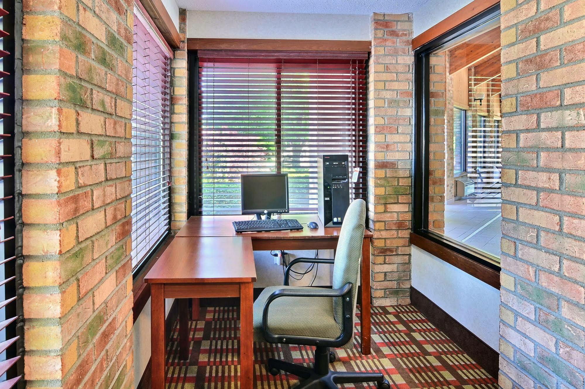 Quality Inn East Liverpool Exterior foto